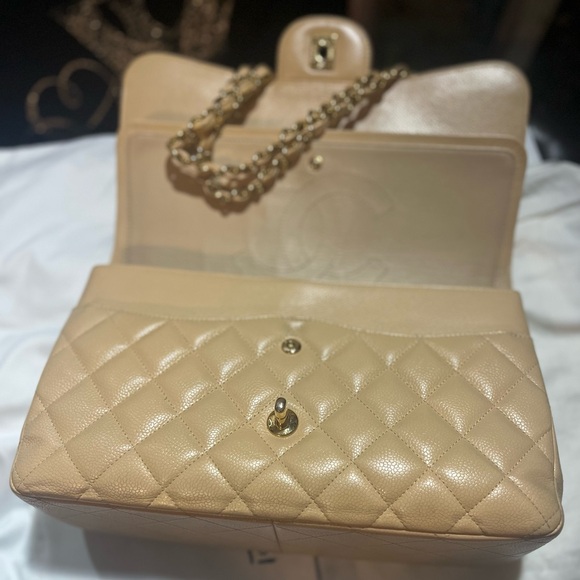 Chanel Jumbo Classic Double Flap Handbag. - Picture 4 of 11